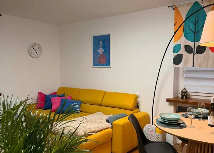 Str Flat Old Apartment *